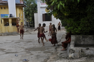 Jeunes moines jouant, Hsipaw